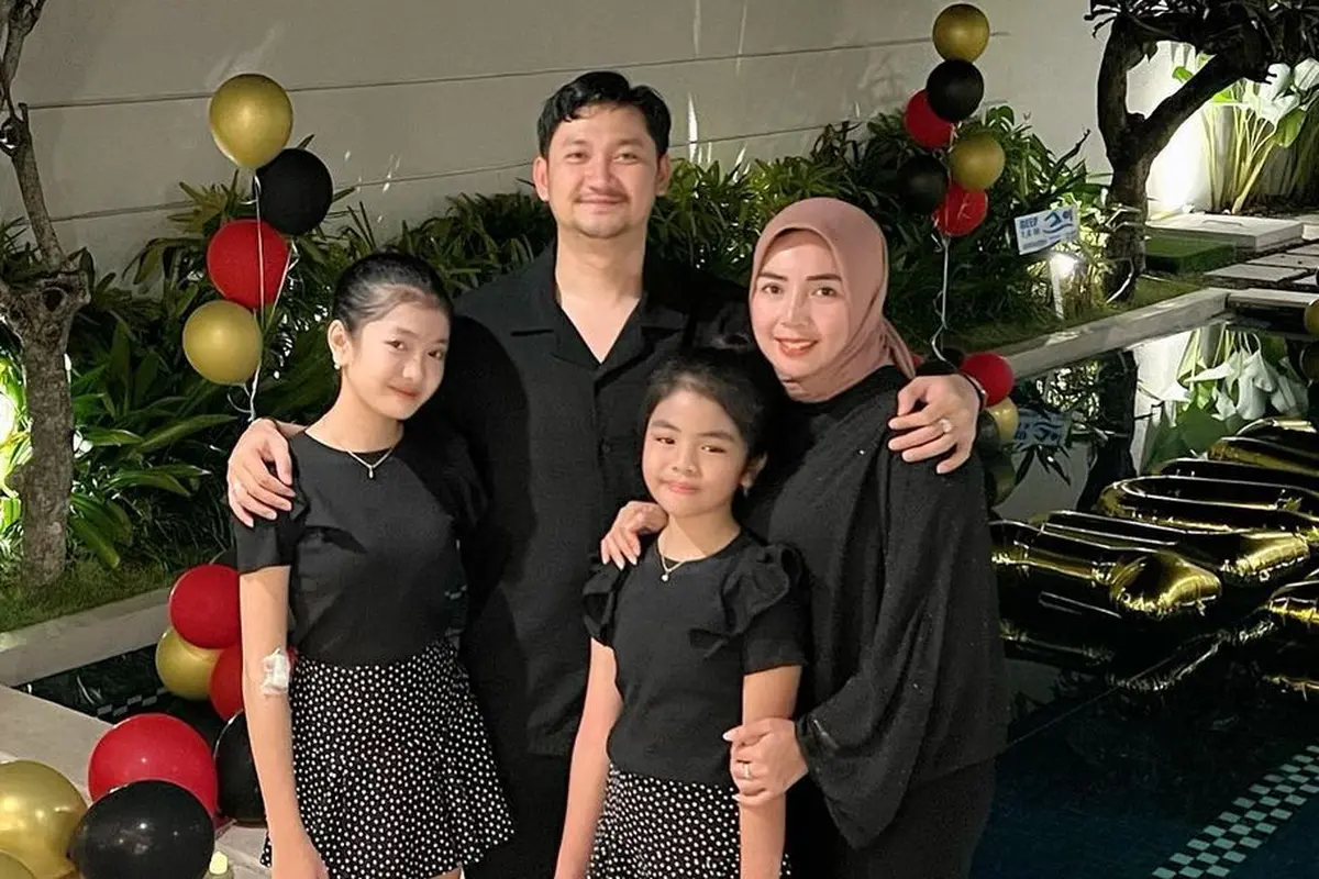 Angga Wijaya dan anak-istri