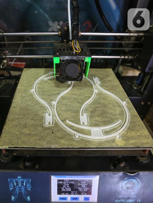 Sebuah mesin print 3D membuat pola face shield atau pelindung wajah di IMA 3D, Cipondoh, Kota Tangerang, Kamis (23/4/2020). Sejumlah sukarelawan 3D yang tergabung dalam Asosiasi Printridi telah mendonasikan 69 ribu face shield atau pelindung wajah untuk tenaga medis. (Liputan6.com/Fery Pradolo)