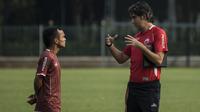 Pelatih Persija Jakarta, Stefano Teco, berdiskusi dengan Riko Simanjuntak sebelum latihan di Lapangan ABC Senayan, Jakarta, Senin (14/5/2018). Latihan ini persiapan jelang melawan Home United pada laga AFC Cup. (Bola.com/Vitalis Yogi Trisna)