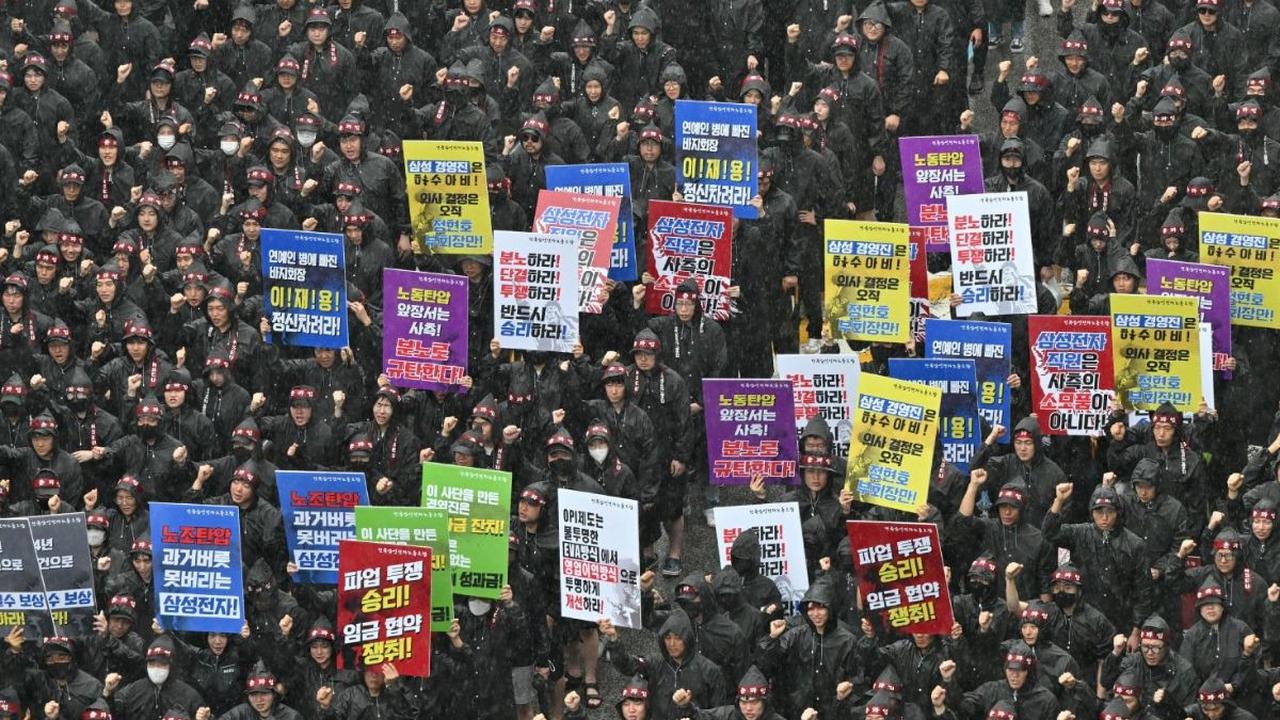 Massa dari serikat pekerja Samsung Electronics berunjuk rasa di luar pabrik pengecoran dan semikonduktor perusahaan di Hwaseong, Korea Selatan, pada Senin (8/7/2024). Ribuan buruh raksasa teknologi Korea Selatan tersebut berunjuk rasa untuk menuntut gaji,