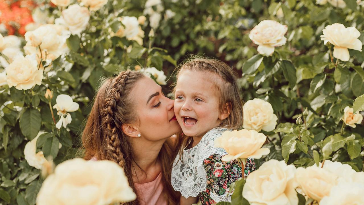 Contoh ilustrasi ibu karir dan anak