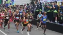 Pelari nasional, Agus Prayogo (depan) saat melaju di ajang Pertamina Eco Run 2017 kategori 10K umum pria di Pantai Karnaval Ancol, Jakarta, Sabtu (16/12). Agus menjadi yang tercepat di kategori tersebut. (Liputan6.com/Helmi Fithriansyah)