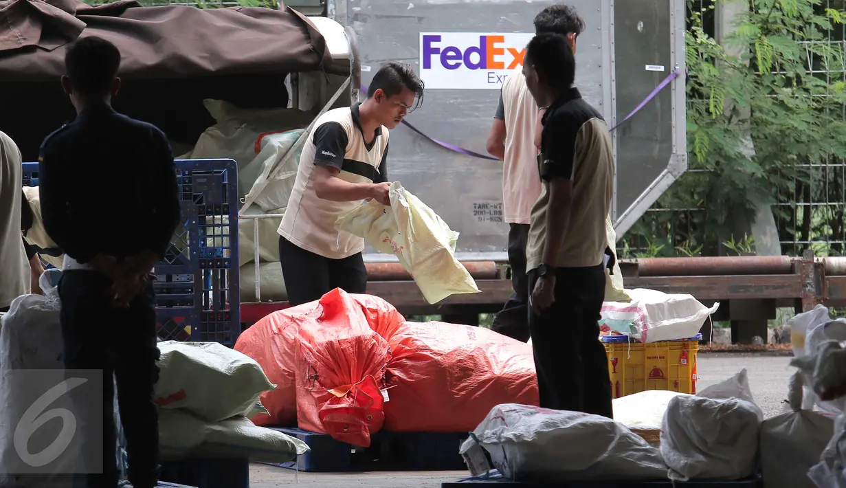 Pekerja menata paket kiriman yang baru tiba di Bandara Soekarno Hatta, Tangerang, Jumat (13/11). PT Angkasa Pura II (Persero) akan membangun cargo village atau kawasan khusus kargo di dalam kompleks Bandara Soekarno-Hatta (Liputan6.com/Angga Yuniar)
