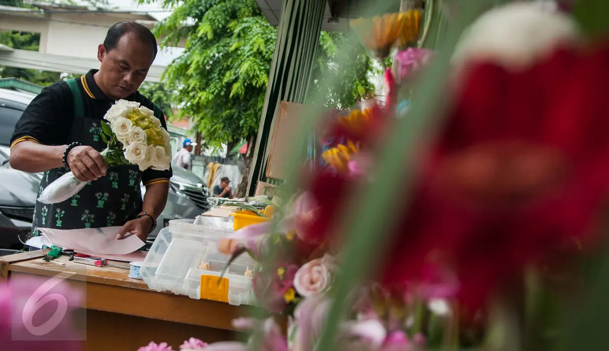 Pekerja merapihkan Bunga mawar di Pasar Bunga Rawa Belong, Jakarta, Selasa (14/2). Harga mawar saat Hari Valentine naik dua hingga tiga kali lipat, untuk bunga lokal yang biasanya dijual 25 ribu seikat menjadi 50 ribu seikat. (Liputan6.com/Gempur M Surya)