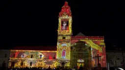 Ribuan orang menikmati tata cahaya yang ditembakkan ke Gereja Katolik di Quito, Ekuador pada 18 Oktober 2016. Acara ini bagian dari Konferensi PBB Habitat III. (REUTERS / Guillermo Granja)