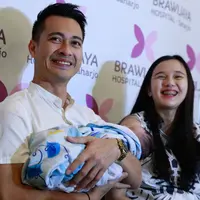Akshay berjenis kelamin laki-laki dan lahir secara normal dengan berat 2,9 kg dan tinggi 48 cm di Brawijaya Hospital Saharjo, Tebet, Jakarta Selatan. (Kapanlagi.com/Muhammad Akrom Sukarya)
