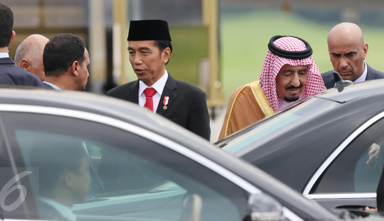 Raja Arab Saudi Salman bin Abdulaziz al-Saud disambut Presiden RI, Joko Widodo (Jokowi) di landasan pacu VVIP Bandara Halim Perdanakusuma, Jakarta, Rabu (1/3). Sejumlah menteri turut mendampingi acara penjemputan Raja Salman. (Liputan6.com/Fery Pradolo)