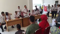 Warga Bukit Duri mendatangi Rusun Rawa Bebek Cakung untuk mengambil kunci unit rusun. (Nanda Perdana Putra/Liputan6.com)
