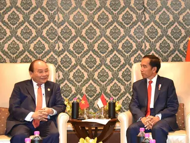 Presiden Joko Widodo melakukan pertemuan bilateral dengan Perdana Menteri Vietnam, Nguyen Xuan Phuc disela Konferensi Tingkat Tinggi Peringatan ASEAN-India di Hotel Taj Enclave Diplomatic, New Delhi, Jumat (26/1). (Liputan6.com/Pool/Biro Pers Setpres)