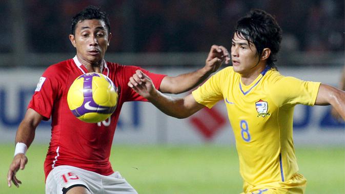 Pemain Thailand, Suchao Nutnum, berebut bola dengan pemain Indonesia, Firman Utina saat laga semi final AFF Suzuki Cup di Jakarta, Indonesia, (16/12/2008). Thailand menang 1-0. (EPA/Mast Irham)