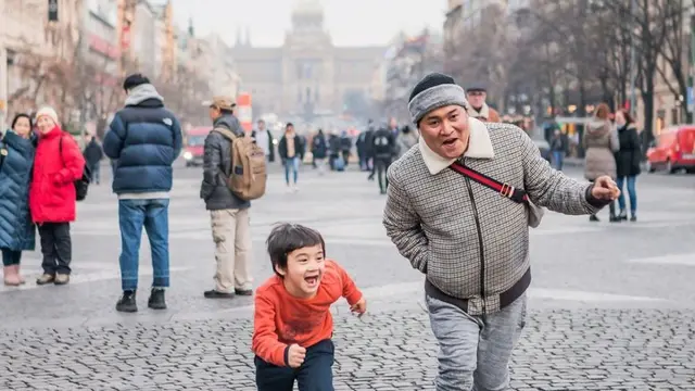 Potret Kedekatan Merry dan Rafathar, Bak Ayah Anak