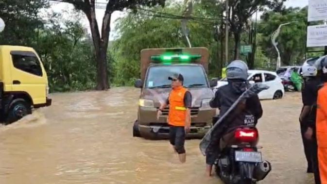 Ketika Banjir Terjang Jalur Lintasan Presiden Prabowo di Sentul