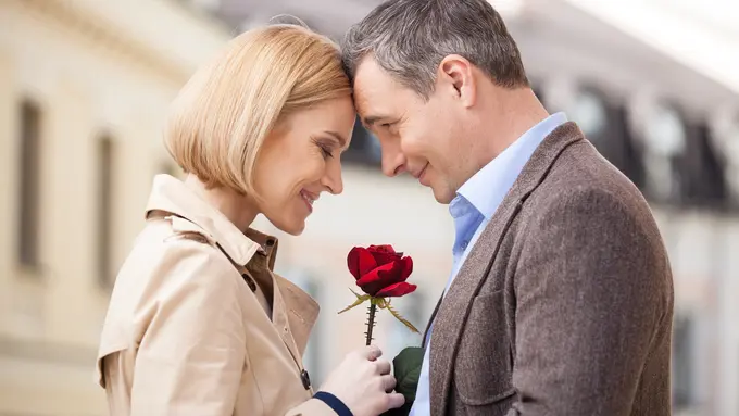 Nih, Alasan Kenapa Punya Cowo Jauh Lebih Tua Itu Menguntungkan