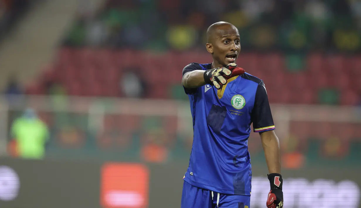 Comoros terpaksa memainkan bek Chaker Alhadhur sebagai kiper dadakan pada laga melawan Kamerun. Hebatnya, pemain 30 tahun itu tampil cukup impresif di bawah mistar dengan empat kali melakukan penyelamatan. (AFP/Kenzo Tribouillard)