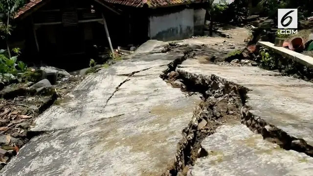 Akibat pergeseran tanah di Sumedang, belasan rumah mengalami kerusakan.