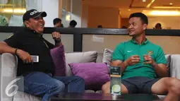Penjaga gawang Timnas Indonesia, Dian Agus Prasetyo (kanan) berbincang dengan saudaranya di Hotel Yasmin, Tangerang, Senin (31/10). Timnas Indonesia akan melakoni laga AFF Cup 2016 pada pertengahan November mendatang. (Liputan6.com/Helmi Fithriansyah)