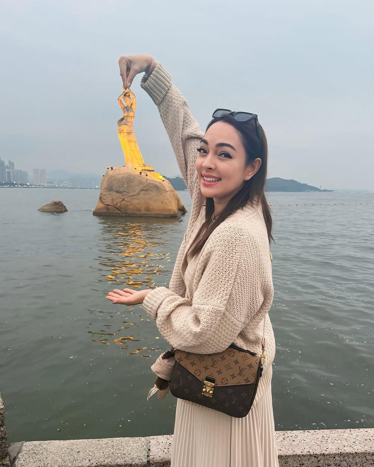 Potret Reisa Broto Asmoro Liburan di Zhuhai Tiongkok, Tampil Ceria dengan Outfit Casual