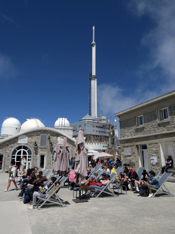 Turis bersantai saat mengunjungi puncak Pic du Midi Bigorre dan observatorium astronomi di La Mongie, Prancis pada 15 Juli 2019. Observatorium tertinggi se-Eropa di Pic du Midi de Bigorre terletak pada ketinggian 2877 mdpl. (Photo by PASCAL PAVANI / AFP)