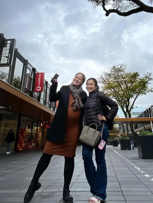 Kebahagiaan Gracia Indri pun tergambar di caption Instagram-nya. "Euhuuu excited parah ... pengen nunjukin secara live perut besarku ini dengan segala doa2nya," tulisnya. (Foto: Instagram/ graciaz14)