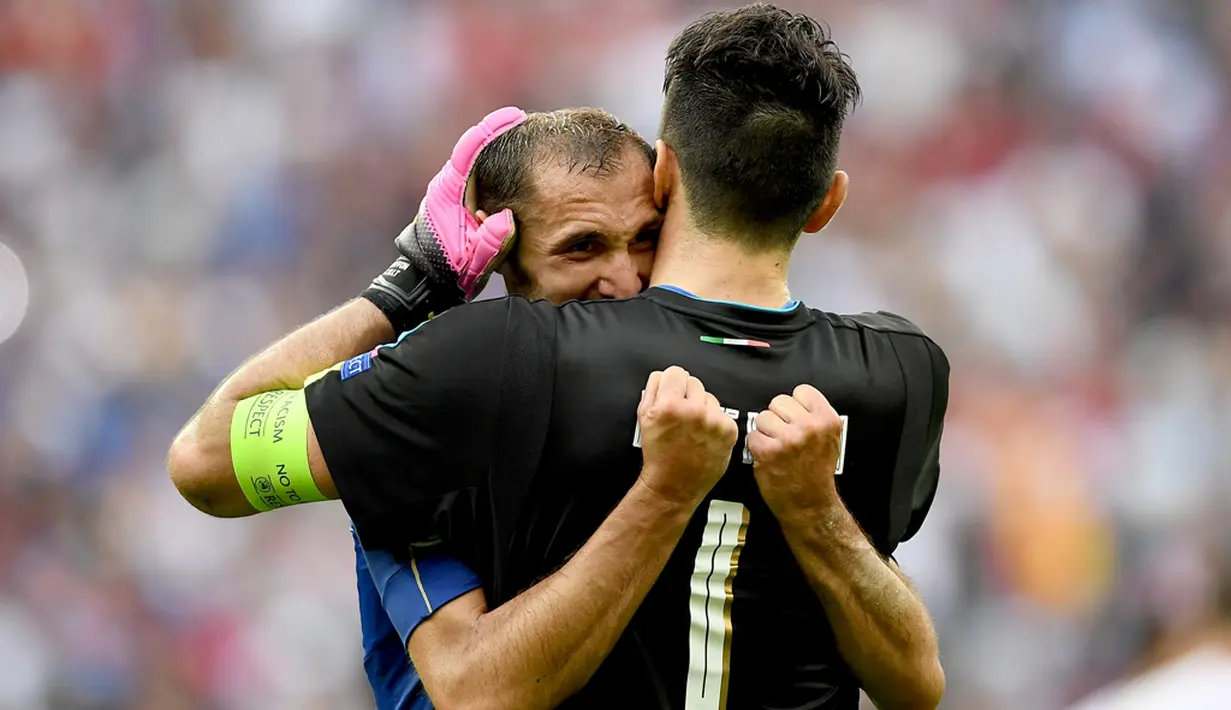  Kiper Italia, Gianluigi Buffon, dan rekannya, Giorgio Chiellini, merayakan kemenangan atas Spanyol dalam babak 16  Besar Piala Eropa 2016 di Stade de France, St. Denis, Prancis, (27/6/2016). (EPA/Georgi Licovski)