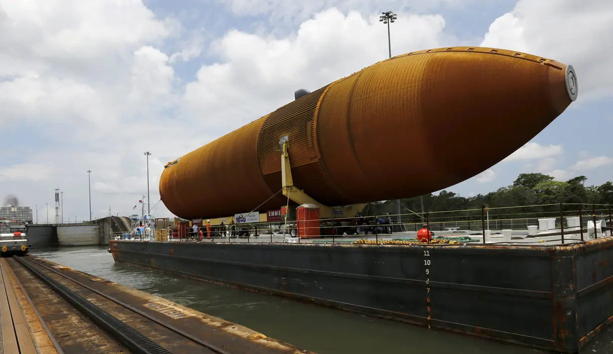 Tangki eksternal pesawat ulang alik diangkut menggunakan kapal di  Colon City, Panama, (25/4). Nantinya tangki ini akan dipasangkan ke pesawat luar angkasa untuk proyek NASA selanjutnya. (REUTERS / Carlos Jasso)