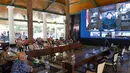 Gubernur Jawa Tengah, Ganjar  Pranowo (layar) memberikan sambutan melalui video conference pada acara Penandatangan Perjanjian Kerjasama Pendirian Perusahaan Patungan antara PT Semen Gresik dengan 6 PT BUMDes di Rembang, Kamis (9/4/2020). (Liputan6.com/Pool/SIG)