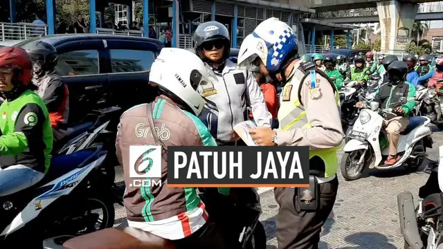 Operasi Patuh Jaya menyasar pengendara motor di Kawasan Juanda dan Gondangdia. Petugas menindak pengendara yang melawan arus dan parkir sembarangan.