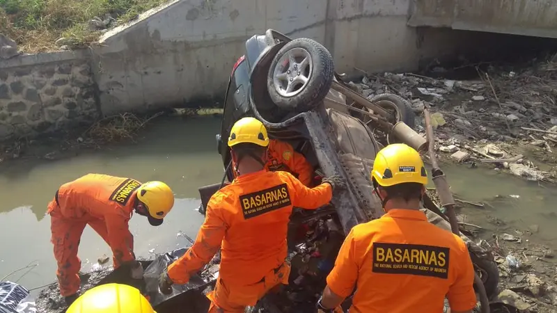 Sebuah mobil sedan Suzuki Starlet terjun ke sungai di Tol Pemalang, 2 orang tewas. (Foto: Liputan6.com/Humas Polres Pemalang/Muhamad Ridlo)