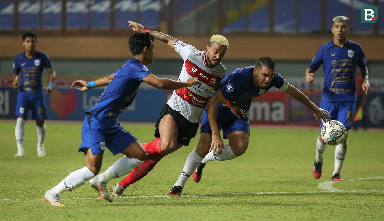 Pemain asing Madura United lainnya yang didepak adalah Rafael Silva. Penyerang asal Brasil tersebut dikabarkan akan 'pulang' ke klub lamanya, PS Barito Putera. (Bola.com/Bagaskara Lazuardi)