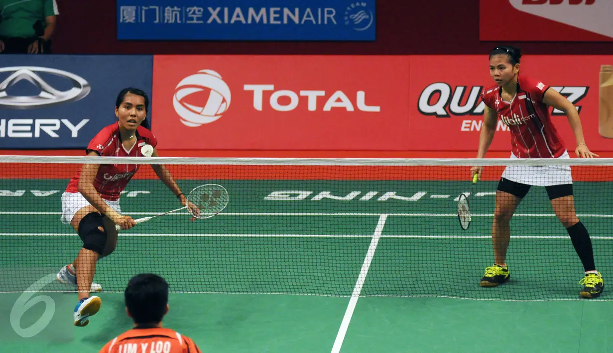 Pebulutangkis gandaputri Indonesia, Nitya K Maheswari dan Greysia Polii mengembalikan bola ke Yin Loo Lim/Yean Lee Meng di Total BWF Championships 2015 di Jakarta, Rabu (12/8/2015). Greysia/Nityaunggul 17-21, 21-13, 21-11.(Liputan6.com/Helmi Fithriansyah)