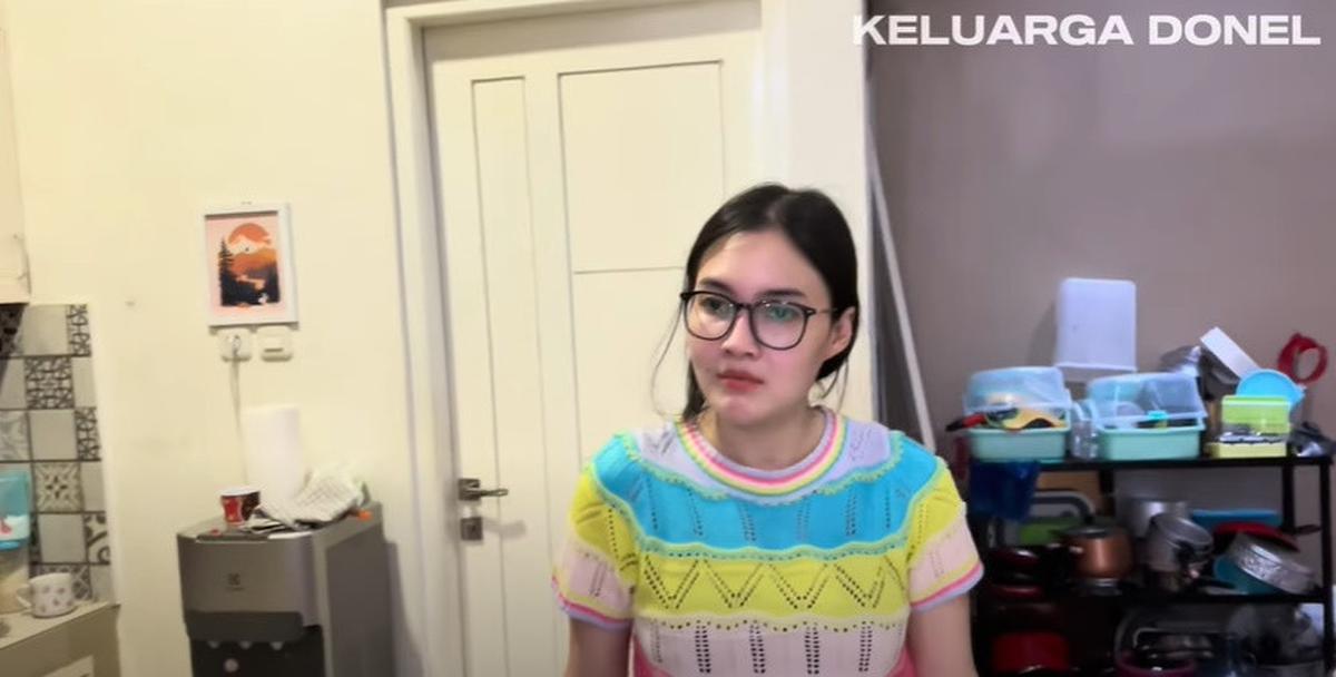 7 Potret Dapur Nella Kharisma yang Jarang Tersorot, Minimalis Dominan Warna Krem - Dinding Keramik Motif Vintage