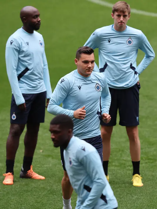 Pemain depan Club Brugge Ferran Jutgla (tengah) dan rekan satu timnya menghadiri sesi latihan menjelang bertandang ke markas Atletico Madrid pada matchday 4 Grup B Liga Champions di stadion Wanda Metropolitano di Madrid, Selasa (11/10/2022). Club Brugge berada di puncak dengan poin sempurna sembilan, dan satu kemenangan lagi akan memastikan kelolosan wakil Belgia itu ke babak 16 besar. (Thomas COEX / AFP)