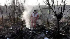 Tim penyelamat mencari korban pesawat Boeing 737 milik maskapai Ukraina yang jatuh di Shahedshahr, Iran, Rabu (8/1/2020). Pesawat Ukraine International Airlines tersebut dilaporkan mengangkut 176 orang termasuk kru. (AP Photo/Ebrahim Noroozi)