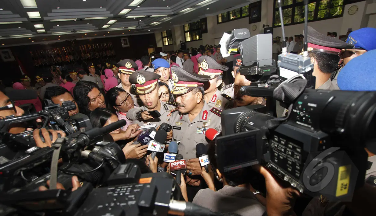 Wakapolri Komjen Badrodin Haiti (tengah) memberi keterangan pers seusai upacara kenaikan pangkat perwira tinggi di Mabes Polri, Jakarta, Jumat (10/4/2015). (Liputan6.com/Helmi Afandi)