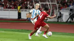 Pemain Timnas Argentina, Alejandro Garnacho (kiri), berusaha melewati hadangan pemain Timnas Indonesia, Asnawai Mangkualam, dalam pertandingan FIFA Matchday 2023 yang berlangsung di Stadion Utama Gelora Bung Karno, Jakarta, Senin (19/6/2023). (Bola.com/Abdul Aziz)