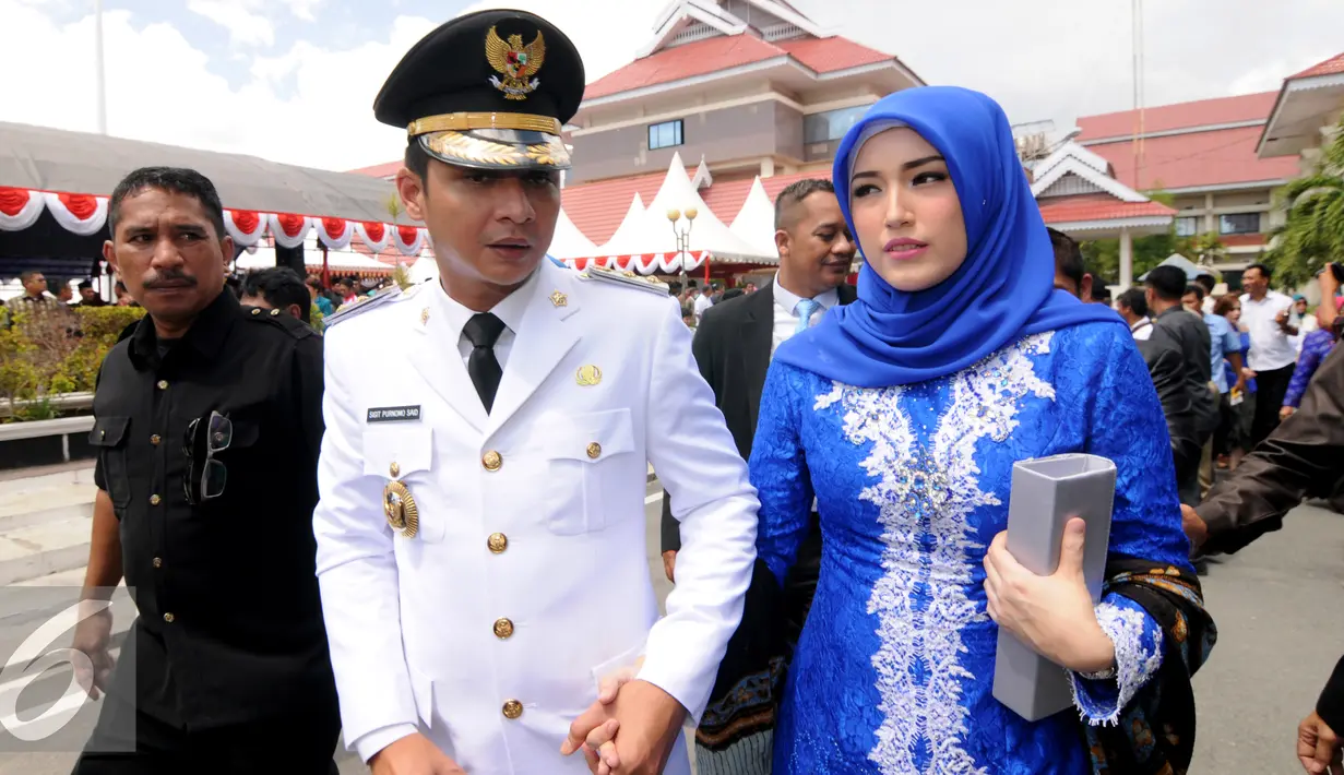 Wakil Wali Kota Palu, Sigit Purnomo Said Berjalan bersama istrinya usai dilantik di halaman kantor itu, Rabu (17/2). Pasha tampak bersemangat untuk mengabdikan diri kepada masyarakat Palu. (Liputan6.com/Dio Pratama)