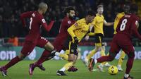 Gelandang Wolverhampton Wanderers Matheus Nunes berebut bola dengan pemain Liverpool Mohamed Salah, dan Fabinho dalam partai replay putaran ketiga Piala FA 2022/2023 di Molineux Stadium, Rabu dini hari WIB (18/1/2023). Wolverhampton juga terus membangun serangan guna mencari gol cepat. (AP Photo/Rui Vieira)