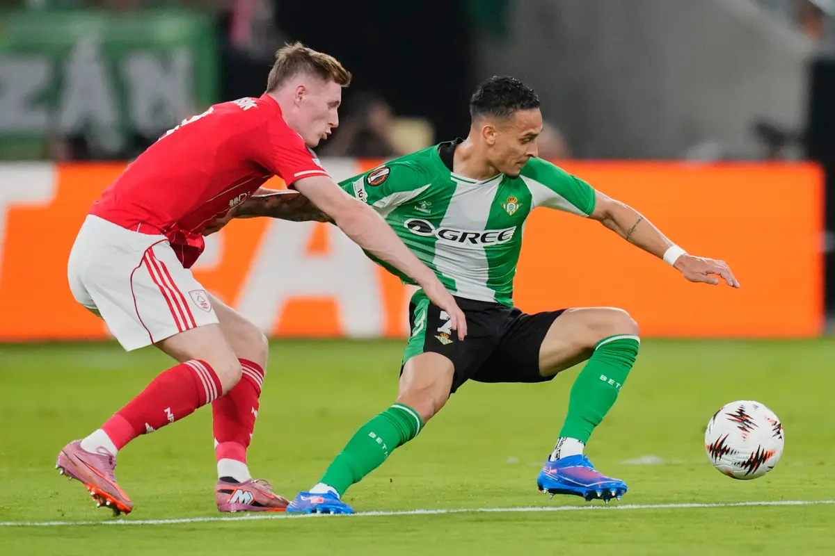 Duel Elliot Anderson dan Antony di laga Nottingham Forest melawan Real Betis