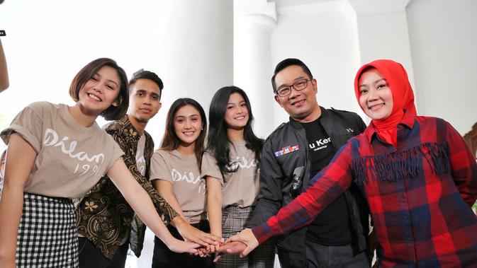 Gubenur Jawa Barat Ridwan Kamil dan istri saat promosi film Dilan 1991 di Bandung, 24 Februari 2019. (Adrian Putra/Fimela.com)