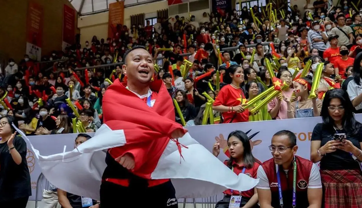 CdM Tim Indonesia untuk SEA Games Vietnam, Ferry Kono melakukan selebrasi atas terciptanya sejarah tim basket putra Indonesia mengalahkan Filipina sekaligus merebut emas sejak 1977 di SEA Games 2021 Vietnam yang digelar di Thanh Tri Sport Information and Culutural Center Gymnasium, Minggu (22/5/2022). (NOC Indonesia/MP Media/Evan Andraws/Evan Andraws)