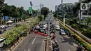 Foto udara kemacetan saat penyekatan kendaraan di Jalan Pemuda, Jakarta Selatan, Kamis (15/7/2021). Polda Metro Jaya menambahkan penyekatan 100 titik di Jakarta dan sekitarnya pada hari ini selama penerapan Pemberlakuan Pembatasan Kegiatan Masyarakat (PPKM) darurat. (Liputan6.com/Johan Tallo)