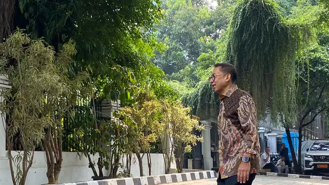 Politikus Partai Gerindra Fadli Zon hadir di Kertanegara saat Prabowo Subianto memanggil calon menteri di kabinet mendatang.