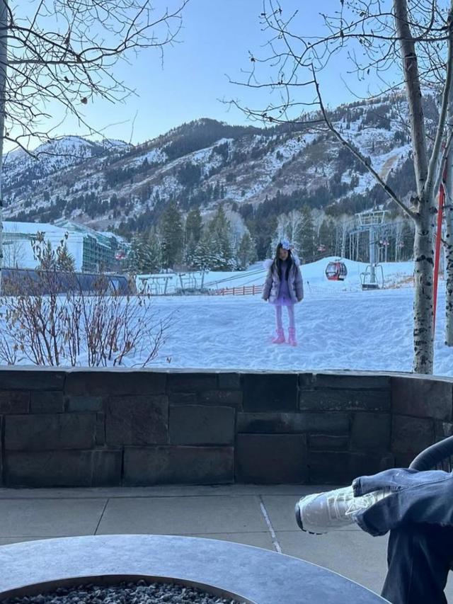 Potret Farah Quinn dan Keluarga Nikmati Liburan Musim Dingin (credit: https://www.instagram.com/farahquinnofficial/)