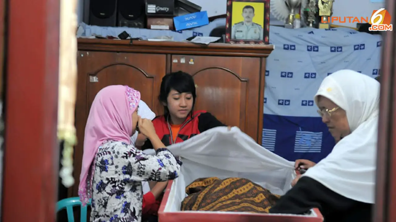 foto-keluarga-korban-tembak-polisi-3-130