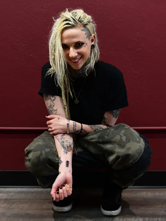 Hanna Washlake memperlihatkan lengan kirinya yang terdapat tato gelombang suara di Black Raven Tattoo California, 12 April 2018. Soundwave Tattoo menghasilkan suara berdurasi satu menit yang berasal dari pola gelombang audio. (AFP/FREDERIC J. BROWN)