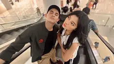 Film Dilan 1990 adalah film pertama yang pertemukan Yoriko Angeline dan Omara Esteghlal. Selain Iqbaal Ramadhan dan Vanesha Prescilla, Yoriko dan Omara juga jadi perhatian penonton. Meski baru pertama kali disatukan pada saat itu, namun chemistry keduanya sampai ke penonton. Luangkan waktu bertemu, kebersamaan dua artis muda ini tetap kompak. (Liputan6.com/IG/@yorikooangln_)