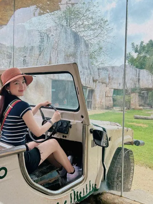 Berbagai destinasi wisata dikunjungi mulai dari kebun binatang hingga jembatan kaca.