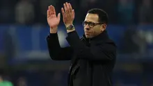 Pelatih kepala Chelsea asal Inggris, Liam Rosenior, memberikan tepuk tangan kepada para penggemar di lapangan setelah pertandingan Liga Inggris antara Chelsea dan West Ham United di Stamford Bridge, London, Minggu (1-2-2026) dini hari WIB. Chelsea memenangkan pertandingan dengan skor 3-2. (Adrian DENNIS/AFP)