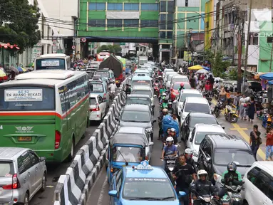 Kondisi arus lalu lintas yang macet di kawasan Tanah Abang, Jakarta, Sabtu (23/12). Penataan kawasan Stasiun Tanah Abang, Jakarta Pusat, dianggap sejumlah warga khususnya pengendara memperparah kemacetan di sekitarnya. (Liputan6.com/Angga Yuniar)