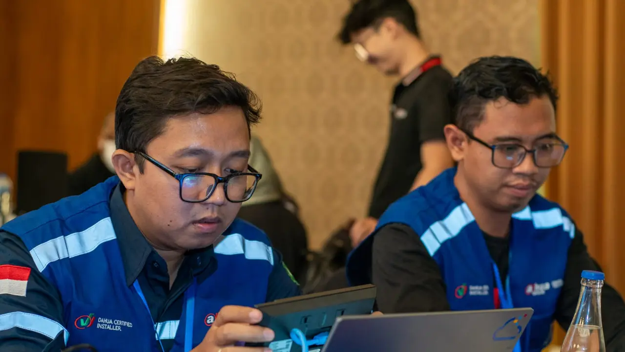 Salah satu peserta kompetisi installer CCTV dan teknisi keamanan di Indonesia ajang bergengsi Dahua Technology Indonesia 2024 nampaks serius menerapkan aplikasi dan peranti lunak dalam industri itu. (Liputan6.com/Jayadi Supriadin)